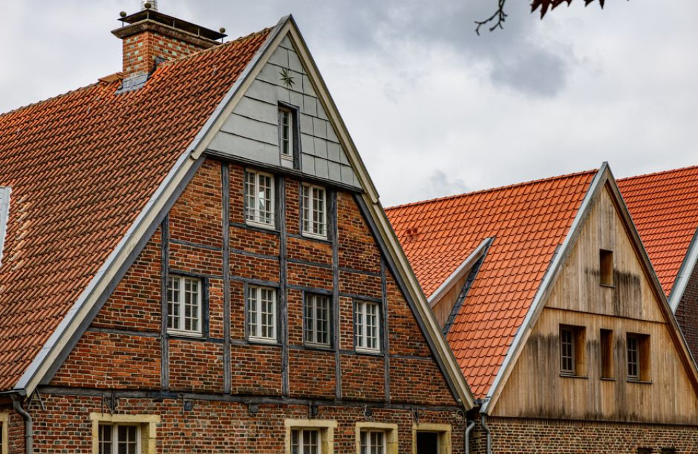 Hoeveel bespaar je per jaar met dakisolatie in een hoekwoning uit 1980 met 45 m2 dakvlak